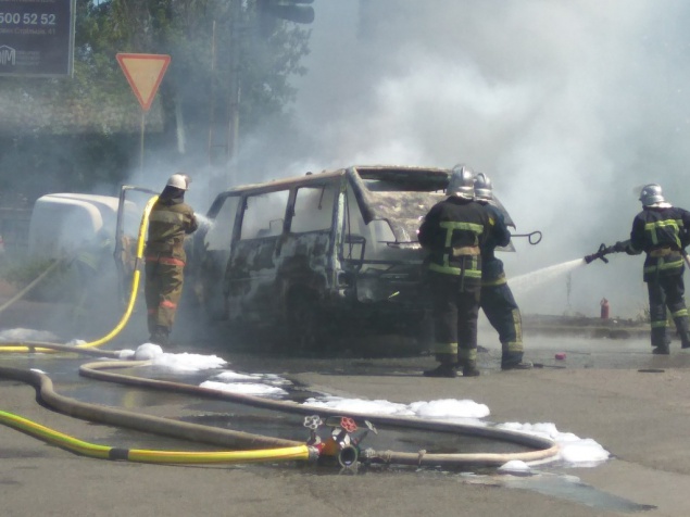 В Подольском районе столицы дотла сгорел микроавтобус - пострадал водитель (фото)