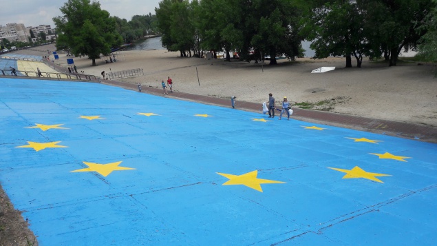 На Оболонской набережной появился огромный флаг ЕС (фото)