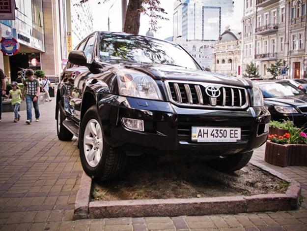 Киевляне повторно просят столичную власть запретить парковки на тротуарах