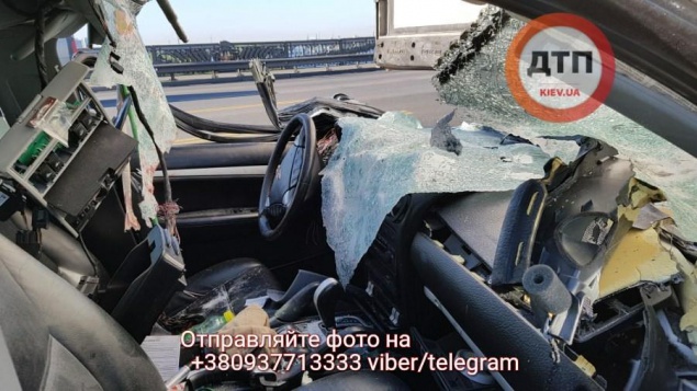 В аварии на мосту Патона в Киеве погиб пассажир Porsche Cayenne (фото)