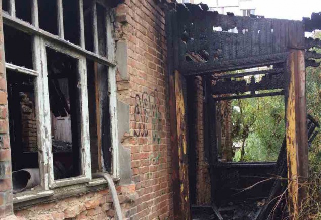 В Киеве пылал заброшенный частный дом (фото)