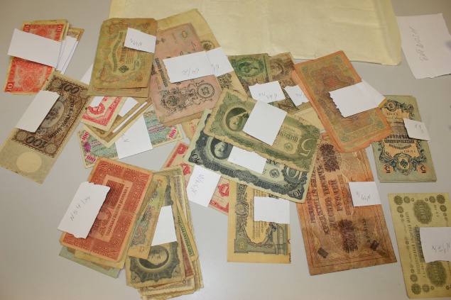 Киевская таможня предотвратила вывоз из Украины 60 старинных банкнот (фото)