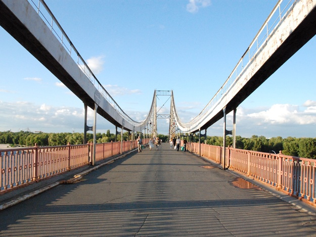 Пешеходный мост в Киеве обещают отремонтировать до конца лета
