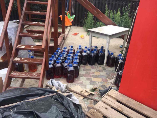 Коньяк в баклажках: в Киеве и области “накрыли” склады с контрафактным алкоголем (фото)