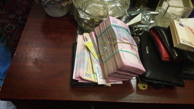 В Киеве “накрыли” банду наркоторговцев с “кучей” денег и оружия (фото)