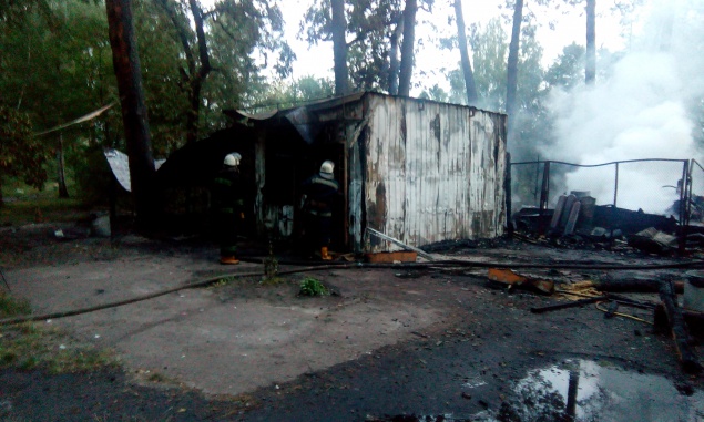В Киеве семь пожарных машин тушили горящий киоск, где готовили еду (фото)
