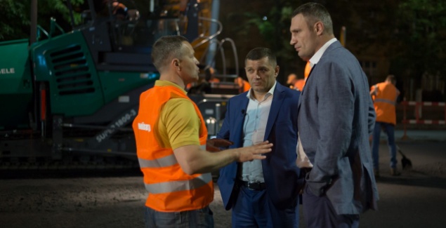 Киевский мэр ночью проверил ремонтные работы на Воздухофлотском проспекте (фото, видео)