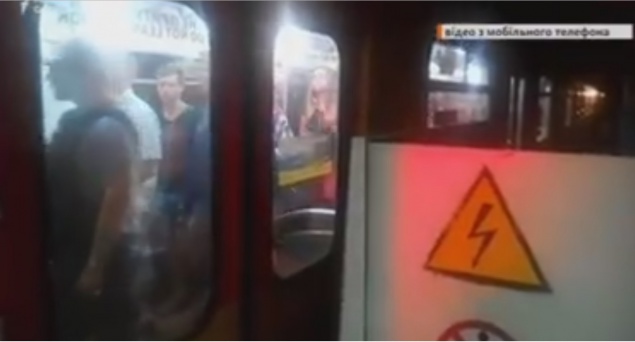 Поезда в Киевском метро ломаются на ходу (видео)