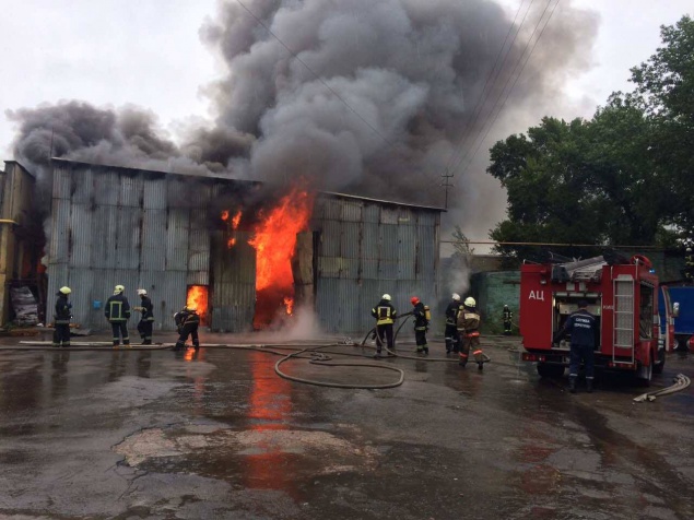 В Печерском районе масштабный пожар: пылали склады, взрывались баллоны (фото, видео)