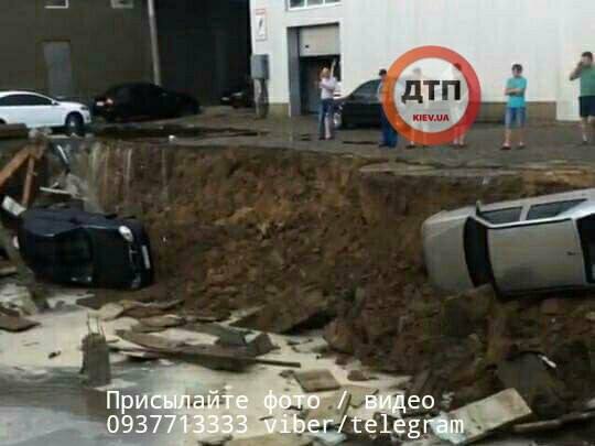 После вчерашнего дождя в Киеве под асфальт провалились три авто (фото)