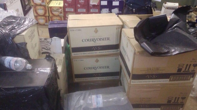 В Киеве обнаружили 4 тонны фальсифицированного элитного спиртного (фото)