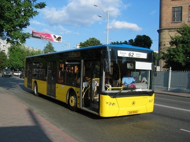Маршруты трех автобусов изменят на время тестирования пешеходной зоны на Подоле