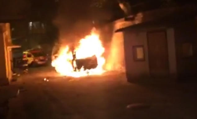 Во дворе жилого дома в Киеве взорвался микроавтобус (фото, видео)