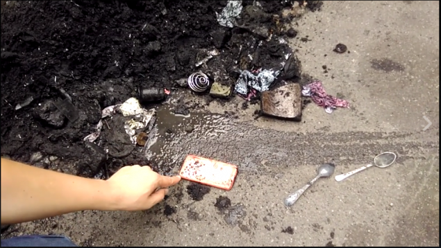 В столичной канализации коммунальщики находят мобильные телефоны, арбузы и запчасти от “москвича” (видео)