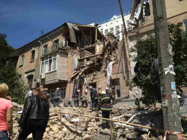 Взрыв в Голосеевском районе: погибла женщина, под завалами находятся люди (фото, видео)