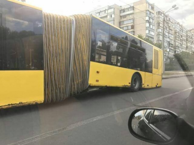 В Киеве развалился один из автобусов 101 маршрута (фото)