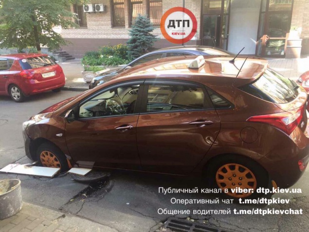 Еще под одним авто в центре Киева провалился асфальт