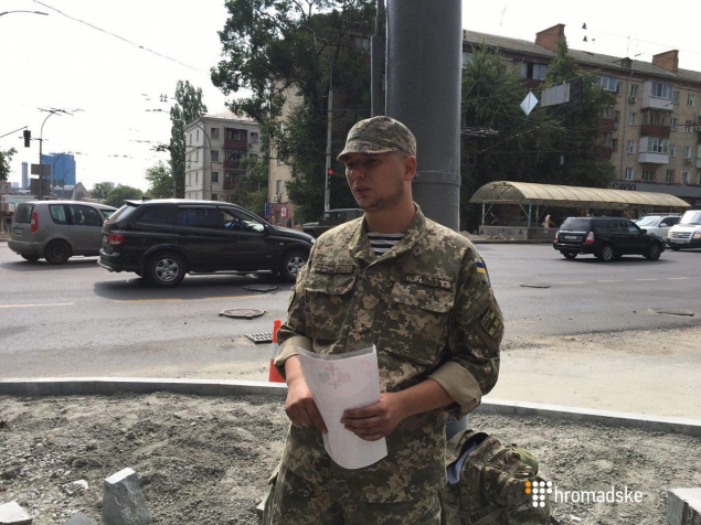 В Киеве военнослужащий приковал себя к столбу под зданием Минобороны (фото)