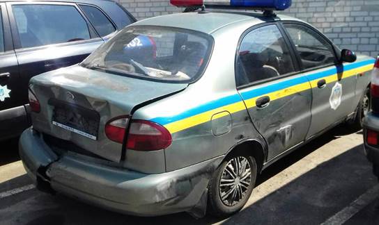 На Киевщине пьяный “в дым” водитель устроил гонки с полицейскими и разбил автомобиль патрульных