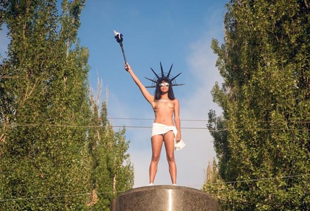 Обнаженная активистка FEMEN изобразила “шоколадную” статую Свободы (фото)