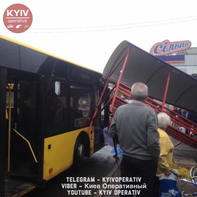 На площади Шевченка в Киеве автобус снес остановку с людьми (фото)