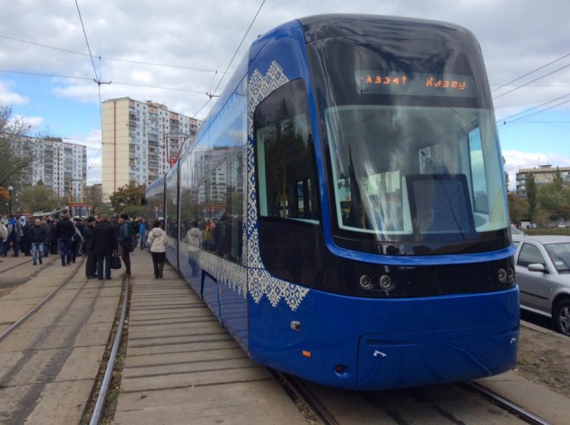Польский трамвай Pesa сошел с рельсов и парализовал движение в Киеве
