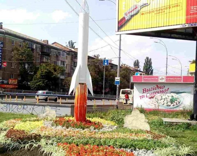 На площади Космонавтов в Киеве установили цветочную ракету (фото)