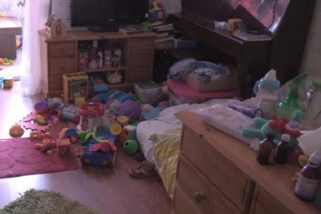 Москитная сетка не выдержала: 3-летняя девочка в Киеве выпала из окна 16 этажа (фото)