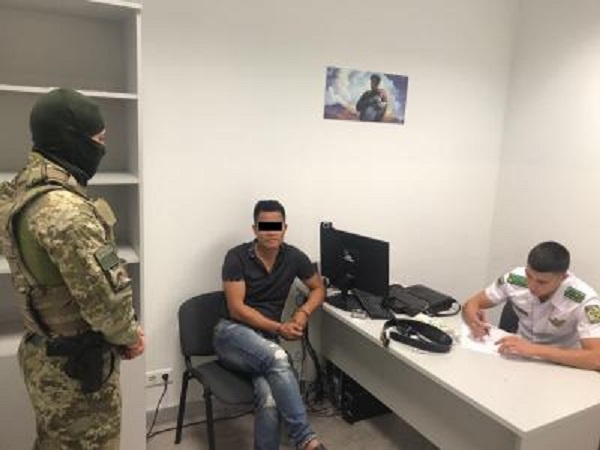 В аэропорту “Борисполь” задержали китайца, разыскиваемого Интерполом за секс с детьми (фото)