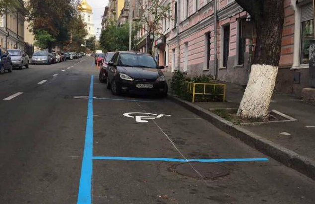 В Киеве коммунальщики нанесли разметку на 20 парковках (фото)