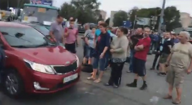 Недовольные сносом стоянки киевляне перекрыли Братиславскую, а полиция силой очистила дорогу (фото, видео)
