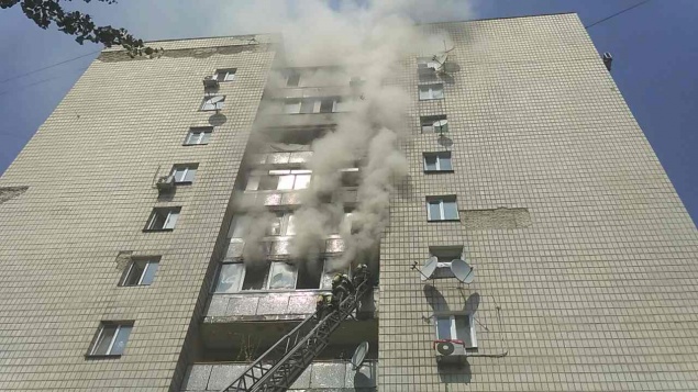 В Шевченковском районе Киева возник пожар в 9-этажке: троих нашли мертвыми (фото, видео)