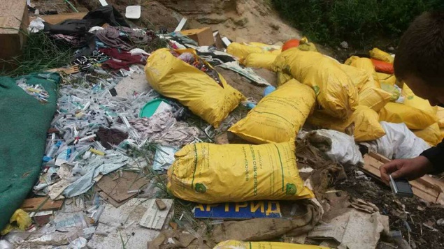 На Киевщине обнаружили свалку с медицинскими отходами (фото)