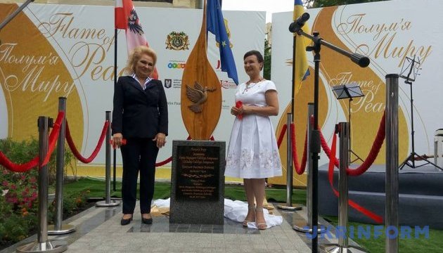 В Киеве представители династии Габсбург открыли памятник “Пламя мира”