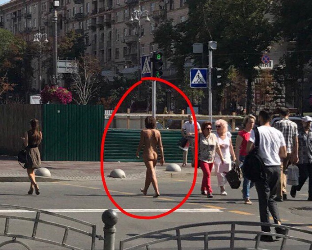По Крещатику в Киеве разгуливала обнаженная девушка (фото)