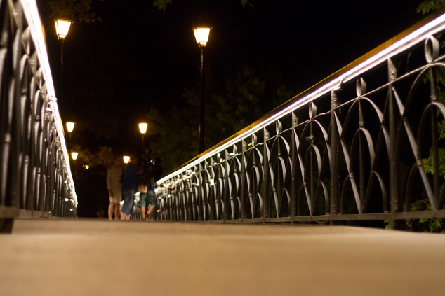 Мост Влюбленных в Киеве получил новое художественное освещение (фото)