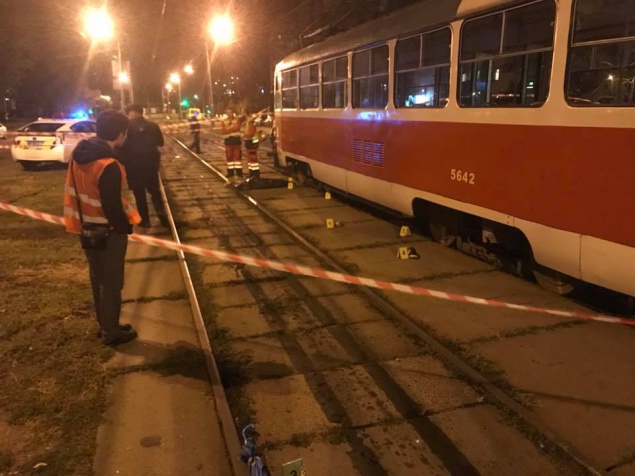 В Киеве трамвай сбил мать с ребенком (фото, видео)