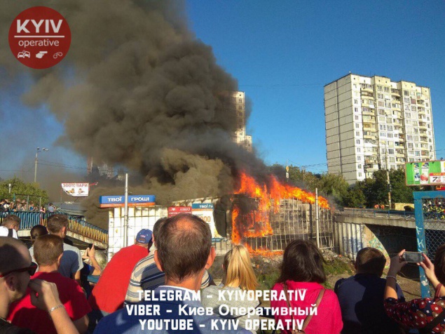 На столичной Борщаговке масштабный пожар: пылает рынок и МАФы (фото, видео)
