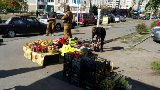 В Деснянском районе Киева разогнали уличных торговцев (фото)