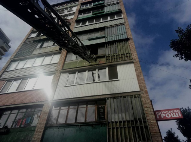 С 4-го этажа горящей квартиры в столице спасли девушку (фото)