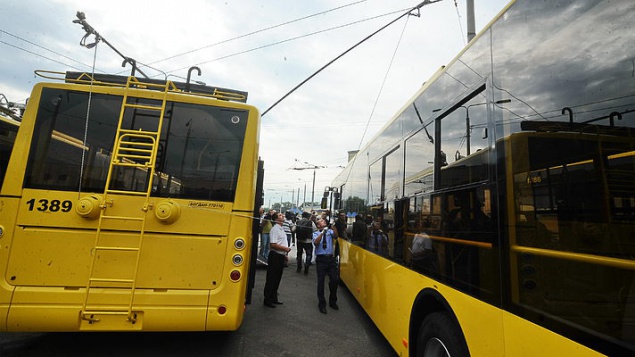 В Киеве заблокировано движение троллейбусов №6, 18, 25, 28, 33 из-за прорыва трубы