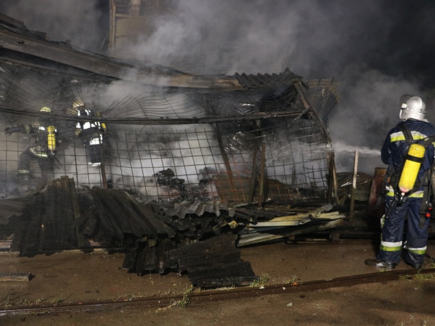 В Киеве сильный пожар уничтожил склад хранения и переработки древесины (фото, видео)