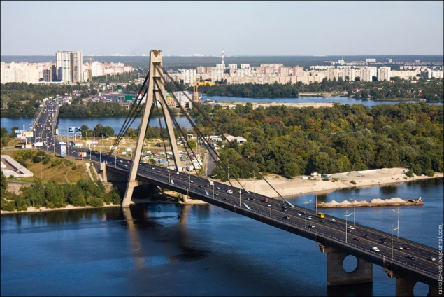 В Киеве частично перекрыт Московский мост в направлении Троещины
