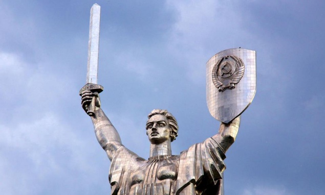 У Нищука потребовали декоммунизировать обелиск городу-герою Киеву и памятник “Родина-Мать”