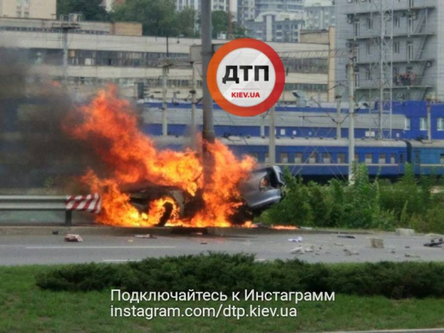 ДТП в Киеве со взрывом и пожаром: авто сгорело за две минуты (фото, видео)