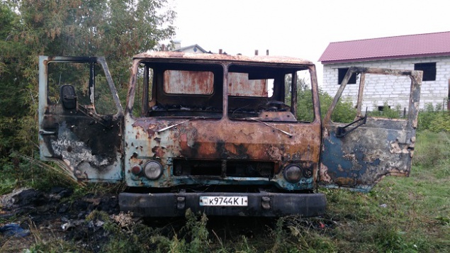 Неосторожное курение: в Киеве в машине сгорел человек (фото)