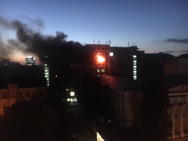 В университете пищевых технологий в Киеве во время пожара спасли  профессора (фото, видео)