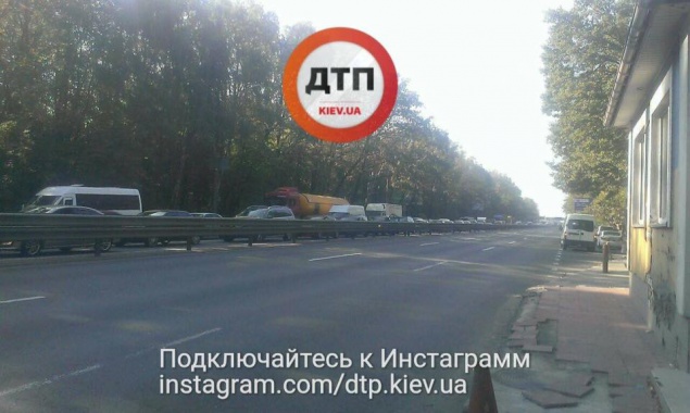 Из-за митинга на въезде в Киев образовалась километровая пробка (фото)