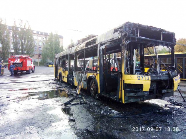 В одном из депо Киева почти дотла выгорел троллейбус (фото)
