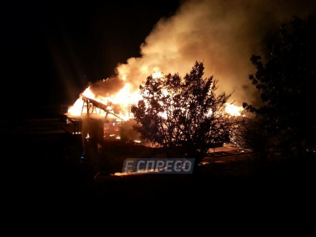 На Русановской набережной в Киеве сгорел плавучий ресторан (фото)